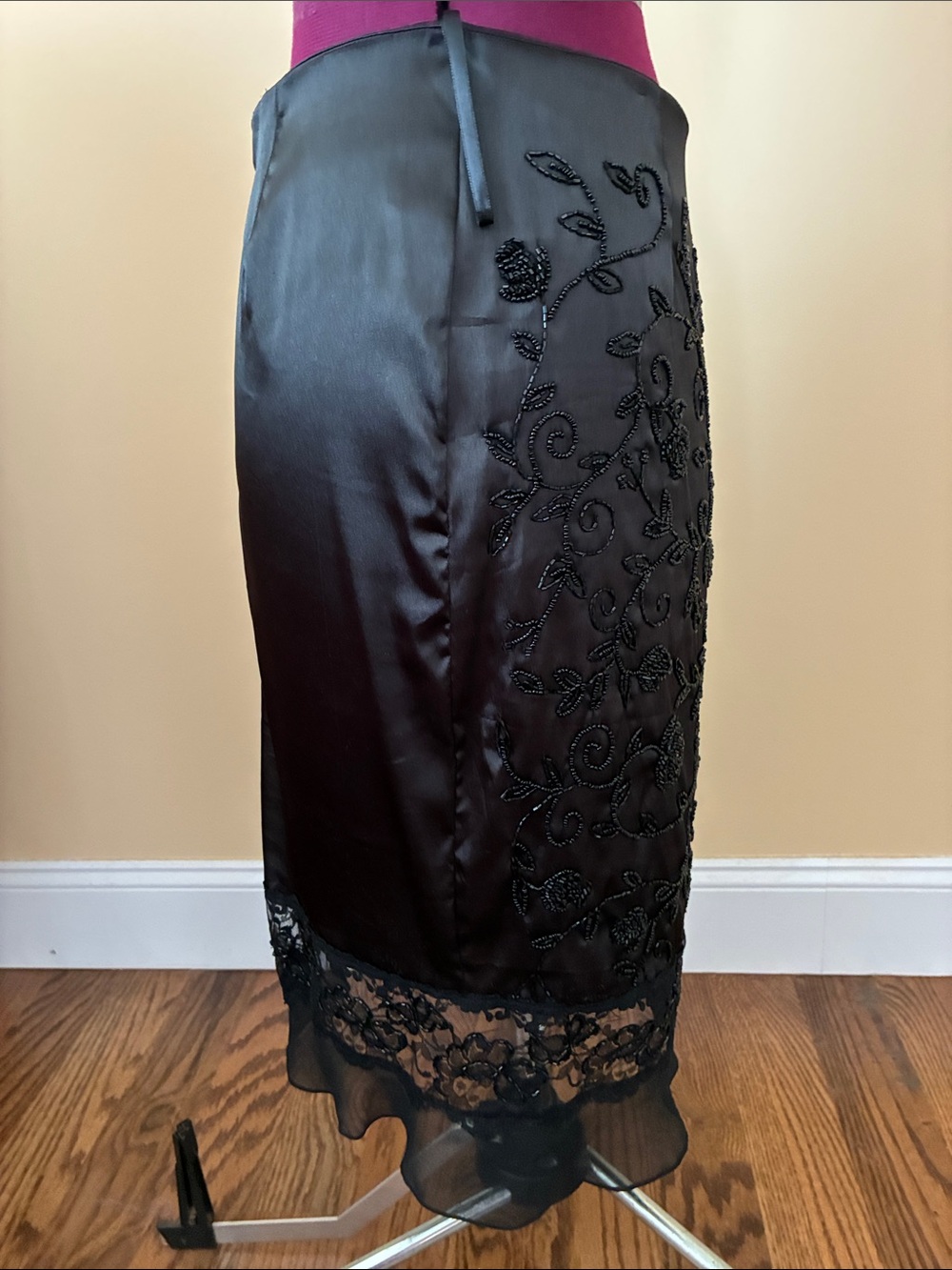 DOLCHE Apparel Elegant Black Beaded Floral Pencil Skirt, size Small - Picture 2 of 4